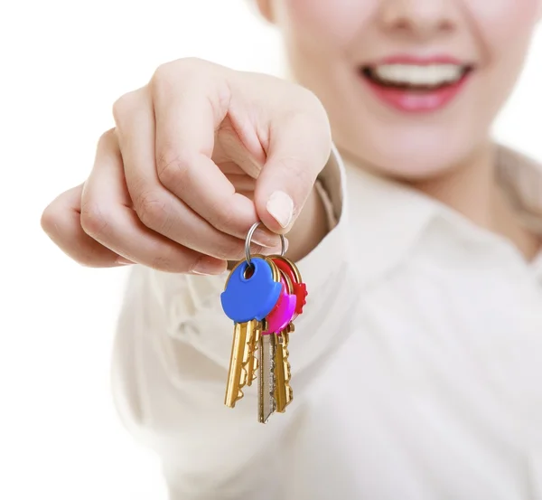 Mulher feliz agente imobiliário segurando conjunto de chaves para nova casa — Fotografia de Stock