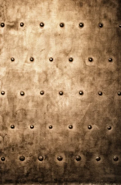 グランジ金茶色の金属板リベット ネジ背景テクスチャ — ストック写真