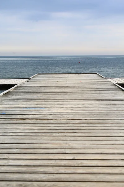 海に浮かぶ古い木製の桟橋 — ストック写真
