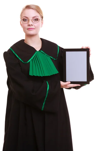 Rechtsanwältin im klassischen polnischen Kleid hält Tablet leer — Stockfoto