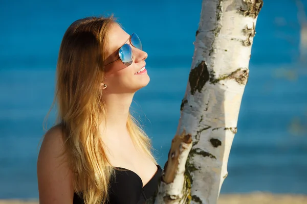 Sommerferien. Mädchen im Bikini steht am Strand — Stockfoto