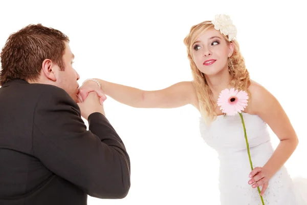 Casamento. Noivo e noiva. Homem beijando mulher — Fotografia de Stock