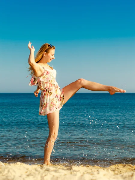 Vacaciones de verano. Chica divirtiéndose en la costa del mar —  Fotos de Stock