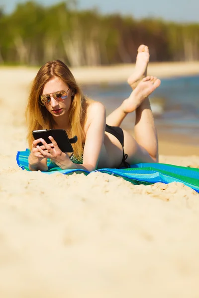 Vacaciones de verano Chica con teléfono bronceado en la playa — Foto de Stock