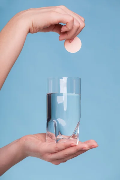 Comprimido de aspirina e água de vidro para dor de cabeça — Fotografia de Stock