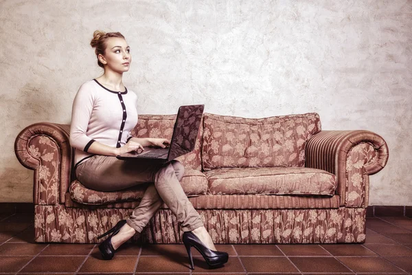 Mujer de negocios usando computadora. Internet tecnología para el hogar. Foto vintage. — Foto de Stock