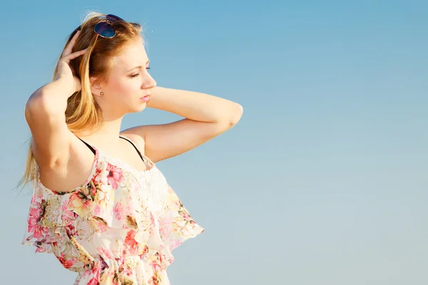 Summer vacation. Girl standing alone on the beach. — Stock Photo, Image