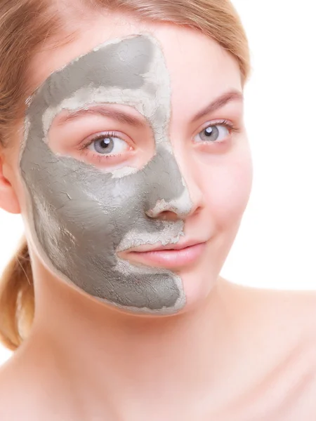 Cuidado com a pele. Mulher aplicando máscara de barro no rosto. Spa. — Fotografia de Stock