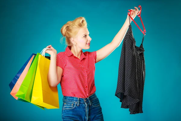 Pinup girl buying clothes black skirt. Sale retail — Stock Photo, Image