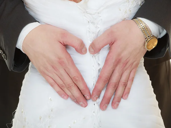 Bröllopsparet. manliga händer att göra hjärtform kärlek — Stockfoto