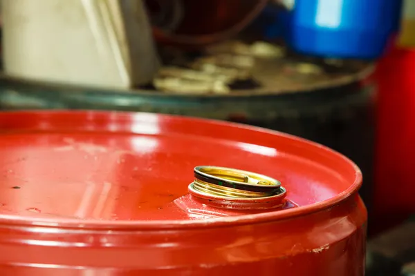 Barriles de aceite rojo en servicio mecánico de garaje o tienda —  Fotos de Stock