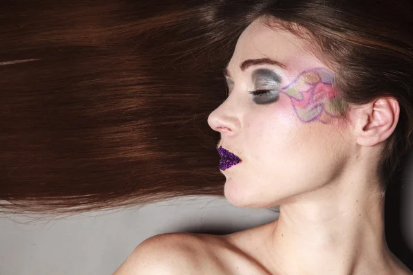 Porträtt av flicka kvinna med långa raka hår och kreativa makeup — Stockfoto