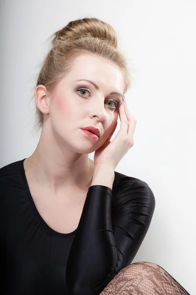 Porträt junge schöne blonde Mädchen Make-up und Haarbüschel — Stockfoto