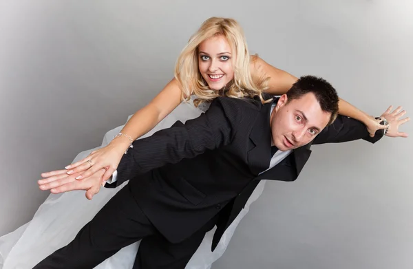 Pareja feliz disfrutando de volar, mujer en la espalda del hombre — Foto de Stock