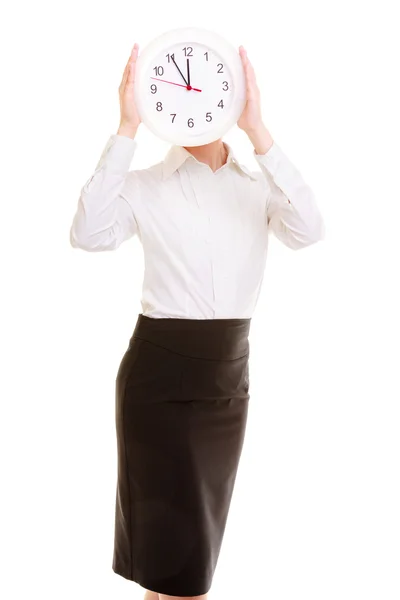 Una mujer de negocios sobrecargada mostrando reloj. Gestión del tiempo . —  Fotos de Stock