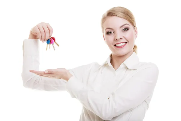 Happy woman real estate agent holding set of keys to new house — Stock Photo, Image