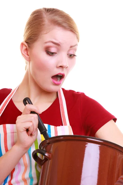 Geschokt huisvrouw of chef-kok in de keuken schort met pot soep pollepel — Stockfoto