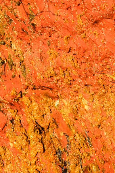 Sfondo di pietra bagnata arancione struttura della parete esterna — Foto Stock