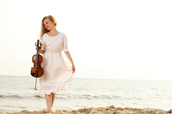 A menina loira com um violino ao ar livre — Fotografia de Stock