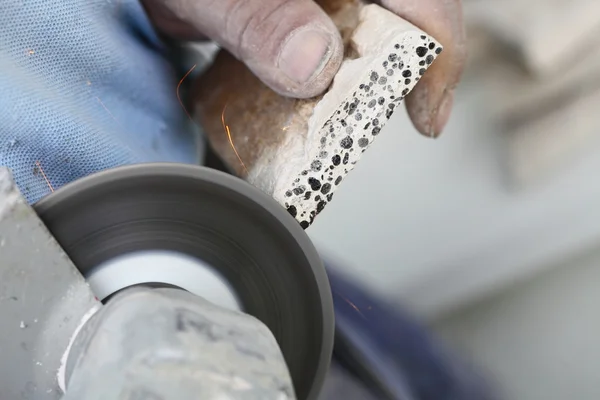 建筑工人使用角磨床切割瓷砖 — 图库照片