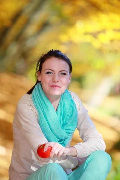 Chica joven relajándose en el parque otoñal. Concepto otoño estilo de vida. — Foto de Stock