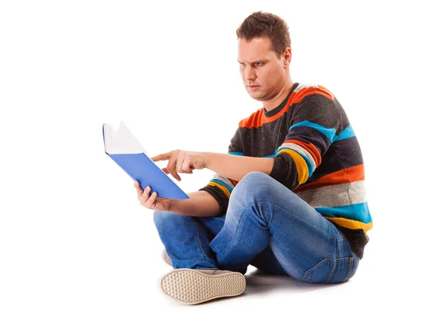 Estudiante masculino leyendo un libro preparándose para el examen aislado —  Fotos de Stock