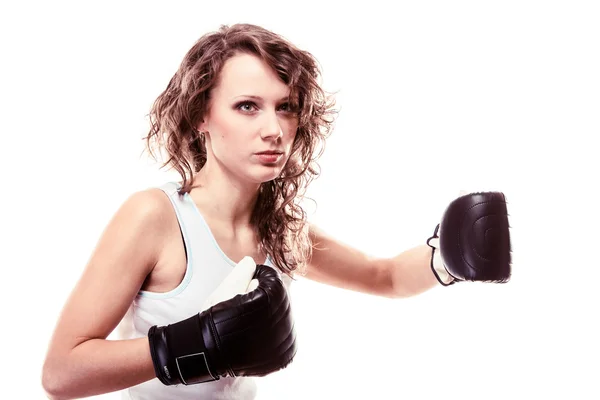 Sportboxerin in schwarzen Handschuhen. Fitness Mädchen beim Kickboxen — Stockfoto