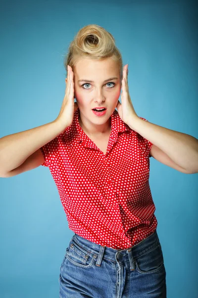 Sorpresa giovane donna faccia su blu — Foto Stock