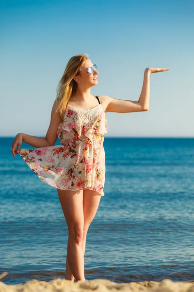 Férias. Menina mostrando espaço cópia na praia . — Fotografia de Stock