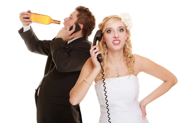 Bröllop. Arg brud och brudgum pratar i telefon — Stockfoto