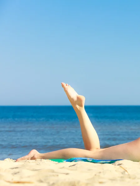 Zomervakantie. Benen van zonnebaden meisje op strand — Stockfoto