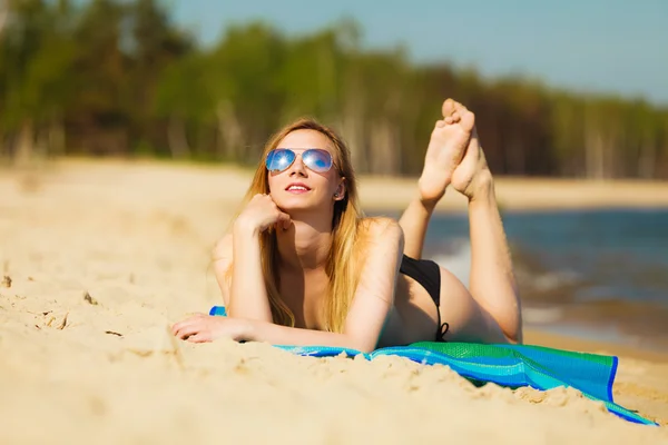 Vacaciones de verano Chica en bikini tomando el sol en la playa —  Fotos de Stock