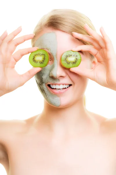 Cura della pelle. Donna in maschera di argilla con kiwi sul viso — Foto Stock