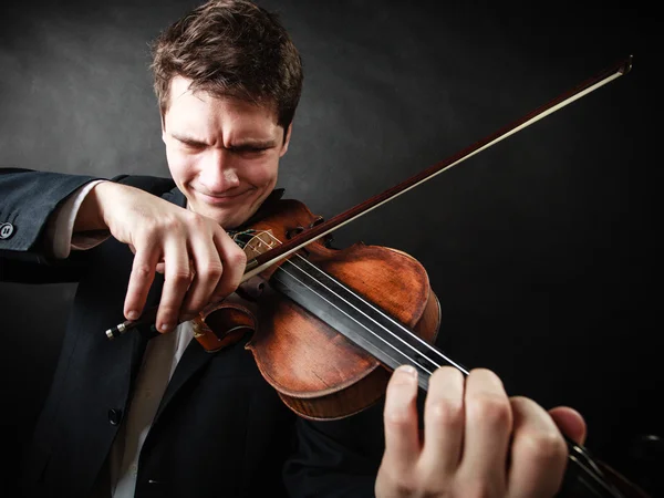 Violinista homem tocando violino. Música clássica arte — Fotografia de Stock