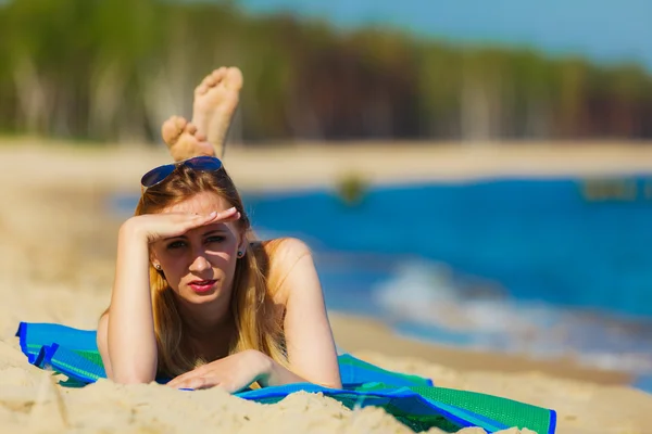 Sommerurlaub Mädchen im Bikini sonnen sich am Strand — Stockfoto