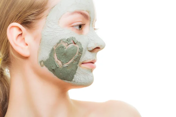 Cuidado de la piel. Mujer con máscara de barro en la cara. Belleza. —  Fotos de Stock