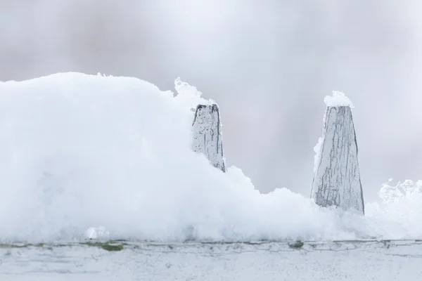 Vecchio recinto di legno bianco coperto di neve. Specifico stagionale invernale . — Foto Stock