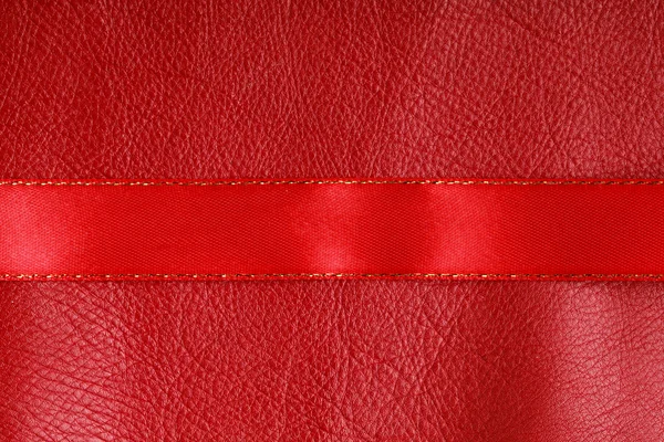 Glänsande rött band stripe på läder bakgrund. — Stockfoto