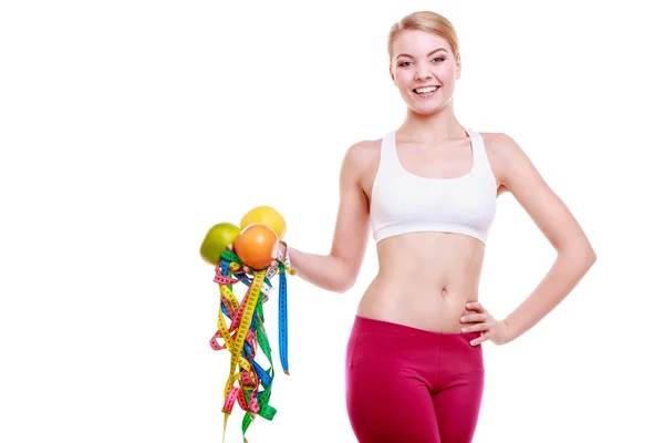 Esportivo mulher apto com medidas fitas frutas. Tempo para emagrecimento da dieta . — Fotografia de Stock