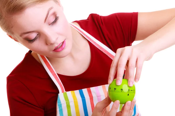 Hemmafru eller kock i köket förkläde med apple timer isolerade — Stockfoto