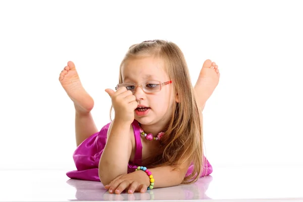 Menina bonito deitado no chão isolado — Fotografia de Stock