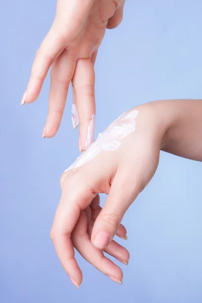 Hautpflege. Weibliche Handflächen mit feuchtigkeitsspendender Creme. — Stockfoto