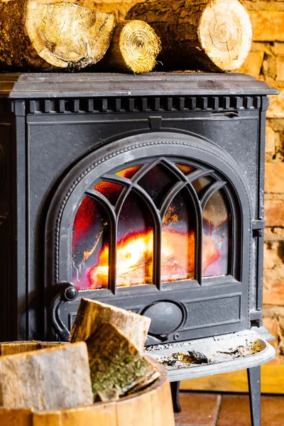 Chimenea con llama de fuego y leña en el interior del barril. Calefacción . — Foto de Stock