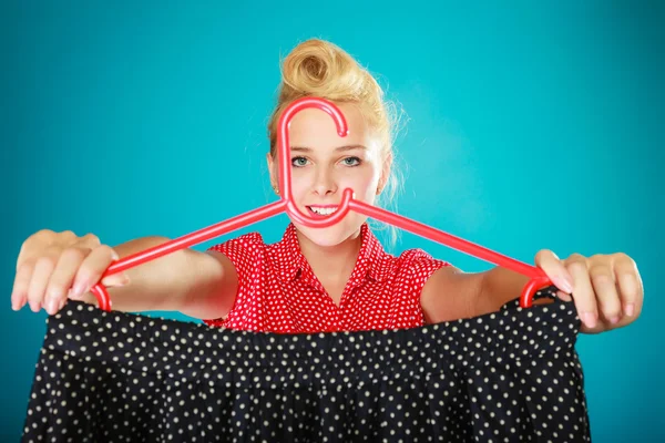 Pinup girl woman buying black skirt. Sale — Stock Photo, Image