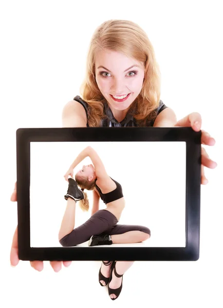 Ragazza che mostra tablet con fitness donna in forma. Sport . — Foto Stock