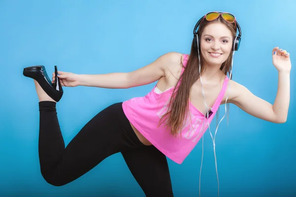 Mode tonåring flicka lyssna musik mp3 och koppla av glada dansande — Stockfoto