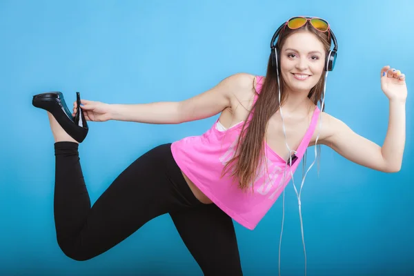 Moda adolescente escuchar música mp3 relajarse feliz y bailar — Foto de Stock