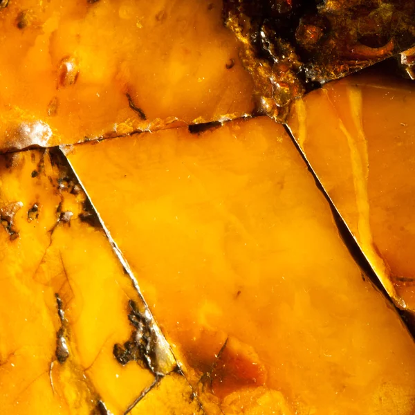 Primo piano di ambra dorata come sfondo o consistenza. Gioiello di resina . — Foto Stock