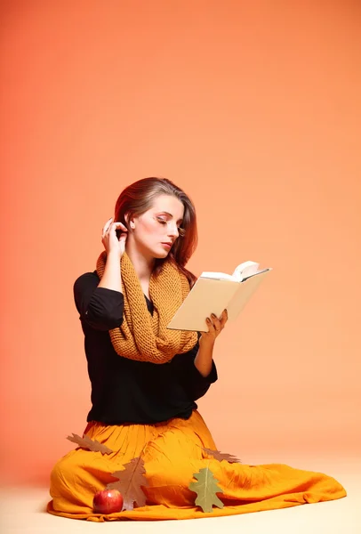 Otoño moda chica con libro naranja pestañas —  Fotos de Stock