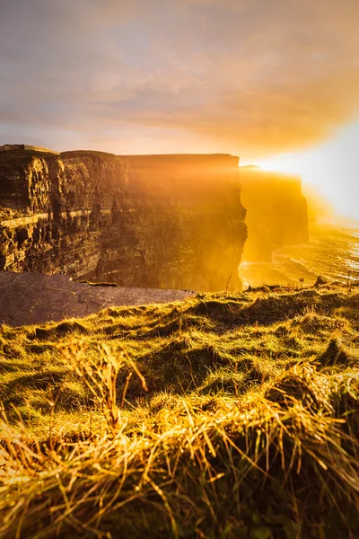 Sziklák Moher naplementekor Co. Clare, Írország Europe — Stock Fotó